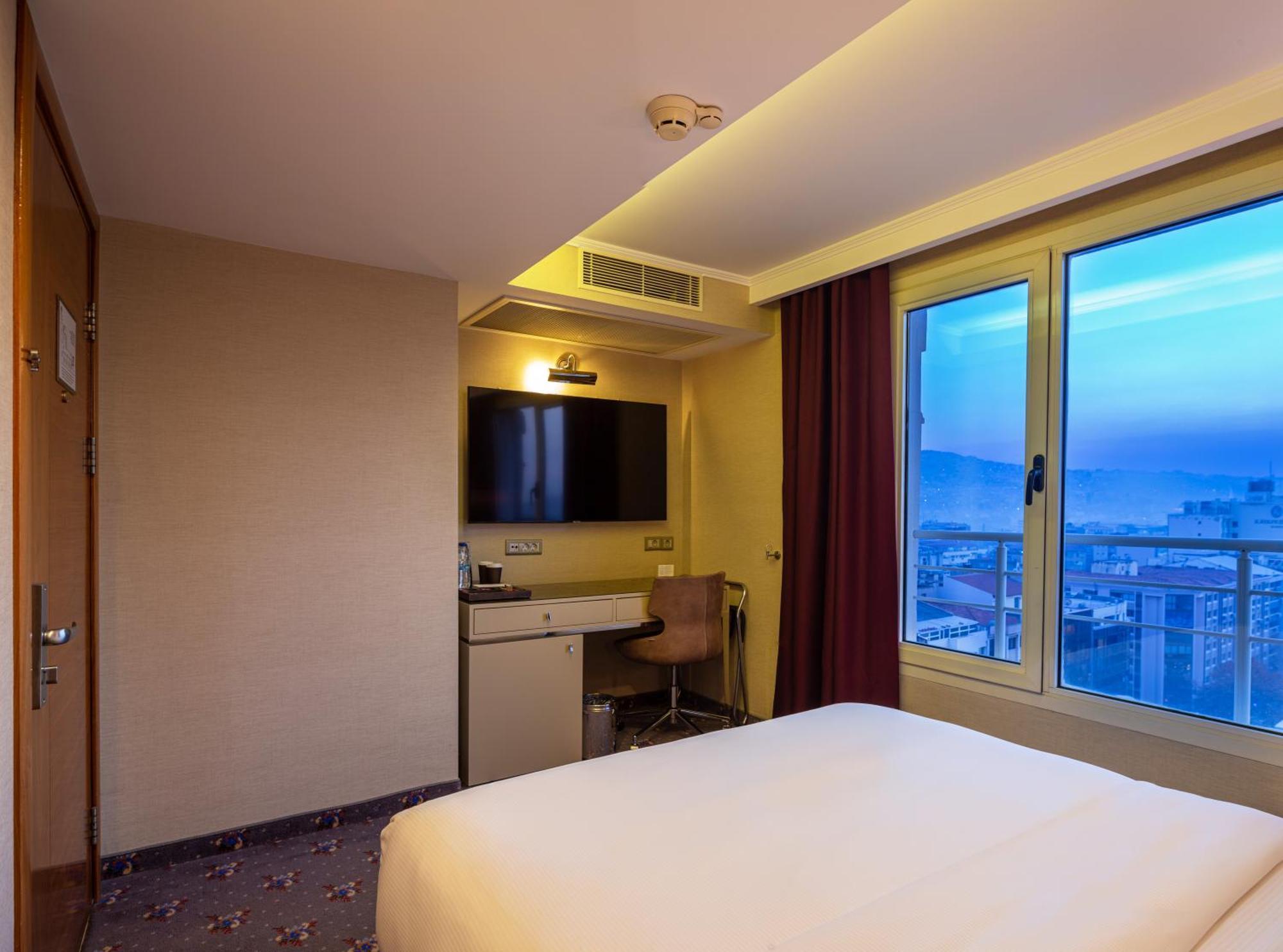 Hotel Doubletree By Hilton Izmir - Alsancak Exterior foto
