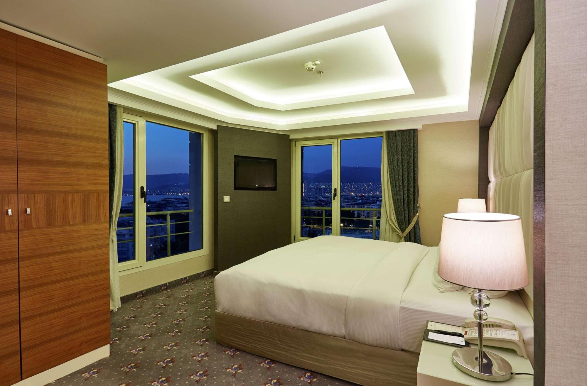 Hotel Doubletree By Hilton Izmir - Alsancak Exterior foto