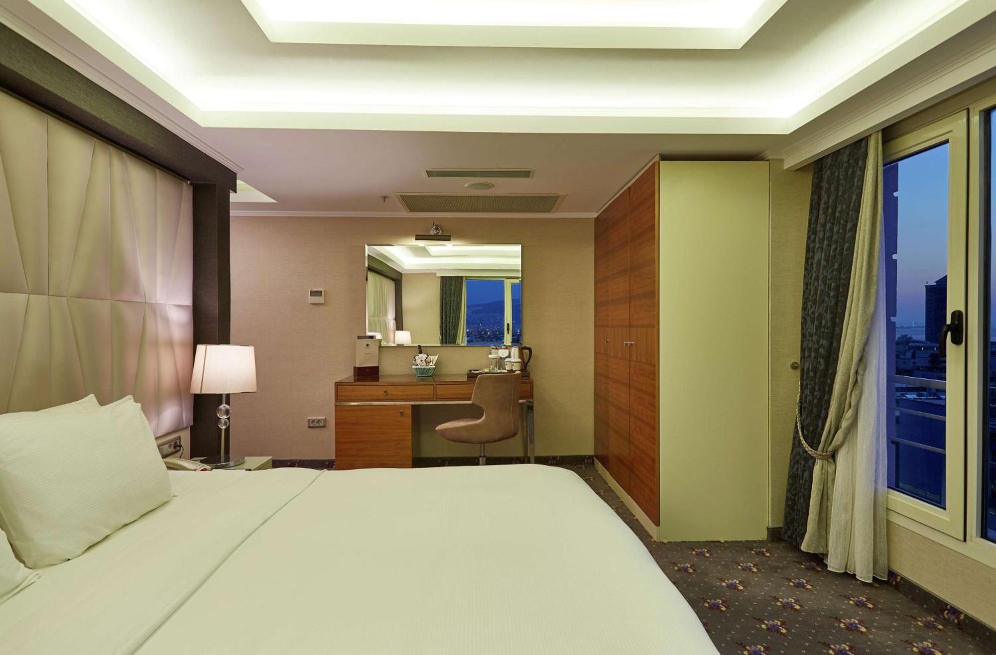 Hotel Doubletree By Hilton Izmir - Alsancak Exterior foto