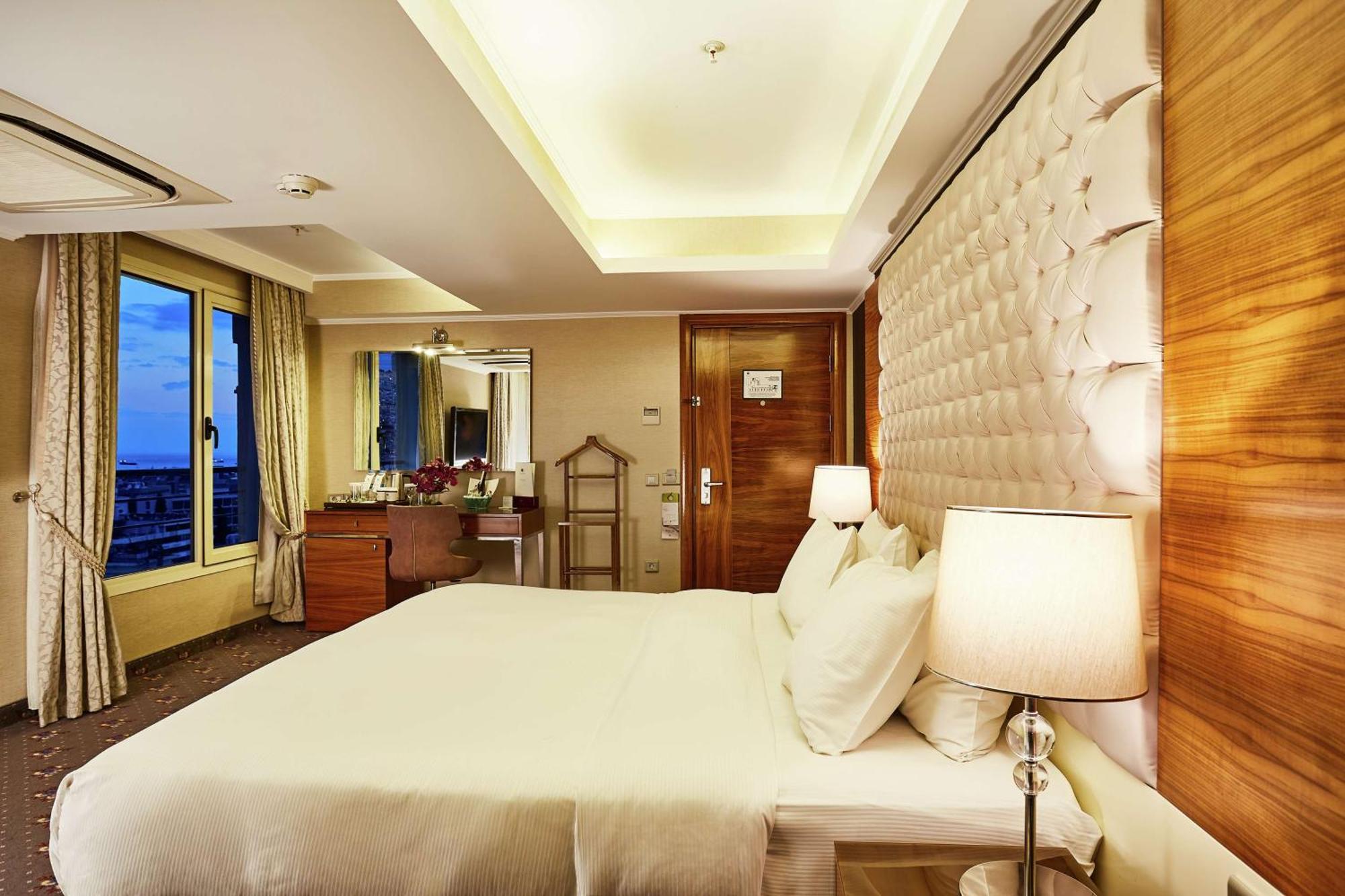 Hotel Doubletree By Hilton Izmir - Alsancak Exterior foto
