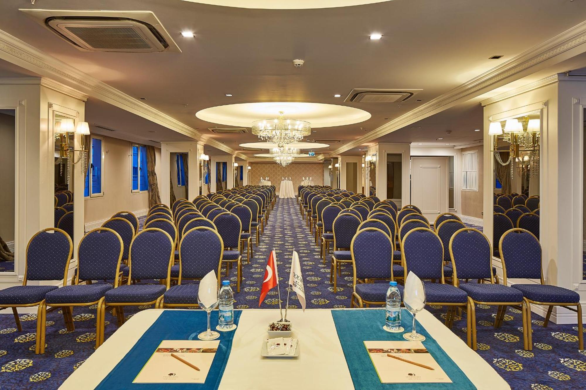 Hotel Doubletree By Hilton Izmir - Alsancak Exterior foto